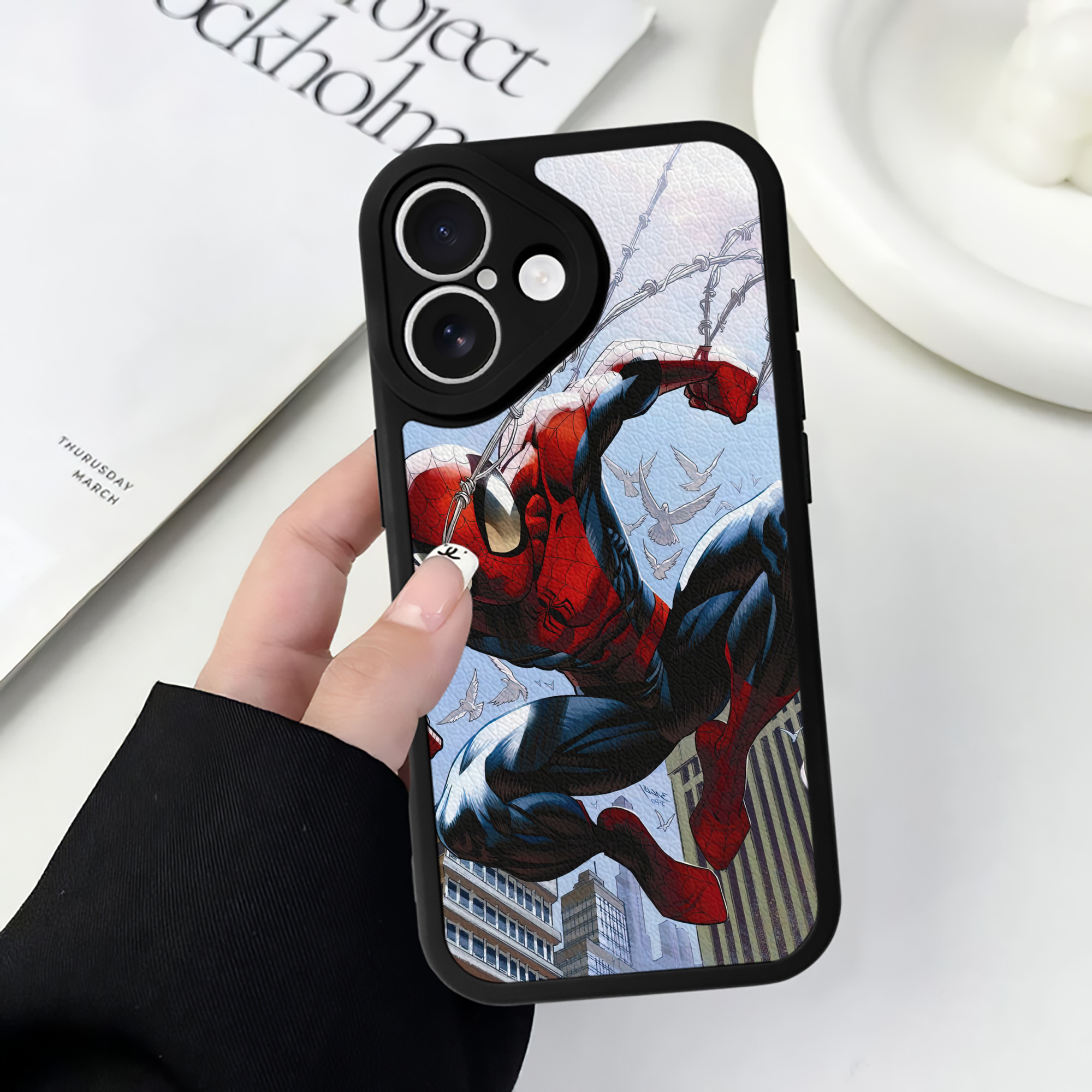 （画像用） Spider Man スパイダーマン 【iPhone 16シリーズ対応】シリコンスマホケース（レザー調） 材質：シリコン